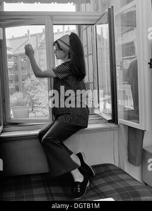 Junge Frau waschen Windows, Leipzig, DDR, historische Fotografie um 1978 Stockfoto