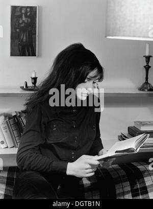 Junge Frau liest eine Buch, Leipzig, DDR, historische Fotografie um 1978 Stockfoto