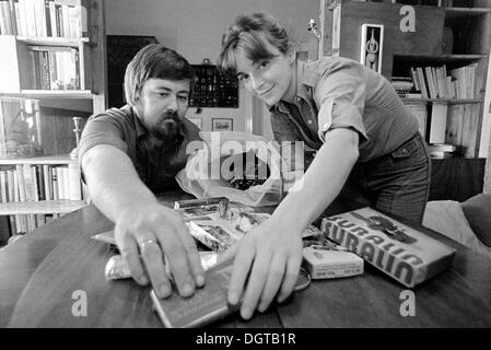 Eltern, die Verpackung einer Schule Kegel, Leipzig, DDR, historische Fotografie um 1978 Stockfoto