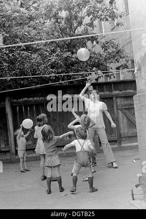 Frau und Kinder spielen im Hof eines Hauses, Leipzig, DDR, historische Fotos um 1976 Stockfoto