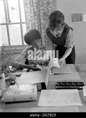 Junge Frau mit Student aus Kuba an den Schreibtisch, Leipzig, DDR, historische Fotografie um 1975 Stockfoto