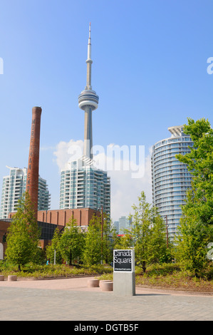 Canada Square, Toronto Hafengebäude mit CN Tower und Stadt in Ontario. Stockfoto