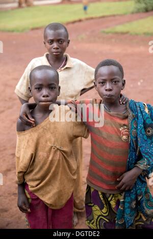 Kayanza, Burundi. 23. September 2013. Kinder warten draußen ein Gesundheitszentrum in Rukogo in der Nähe von Kayanza, Burundi, 23. September 2013. Foto: Tom Schulze/Dpa/Alamy Live News Stockfoto