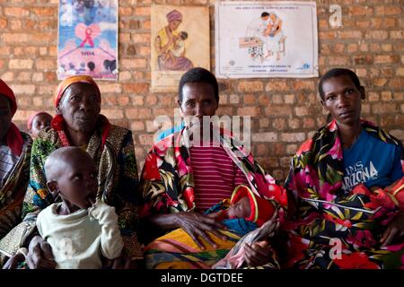 Kayanza, Burundi. 23. September 2013. Eltern und ihre Kinder warten draußen ein Gesundheitszentrum in Rukogo in der Nähe von Kayanza, Burundi, 23. September 2013. Foto: Tom Schulze/Dpa/Alamy Live News Stockfoto