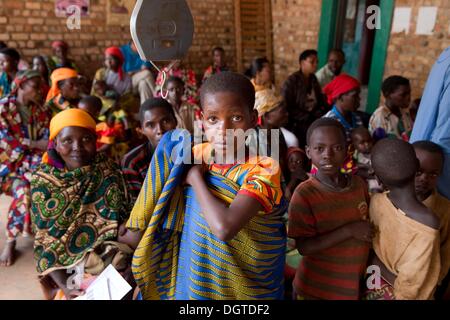 Kayanza, Burundi. 23. September 2013. Eltern und ihre Kinder warten in einem Gesundheitszentrum in Rukogo in der Nähe von Kayanza, Burundi, 23. September 2013. Foto: Tom Schulze/Dpa/Alamy Live News Stockfoto