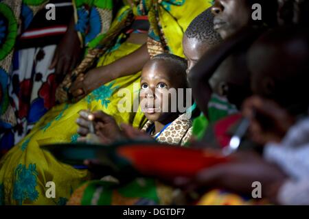 Kayanza, Burundi. 23. September 2013. Ein kleiner Junge wird in einem Dorf in der Nähe von Kayanza, Burundi, 23. September 2013 zugeführt. Foto: Tom Schulze/Dpa/Alamy Live News Stockfoto