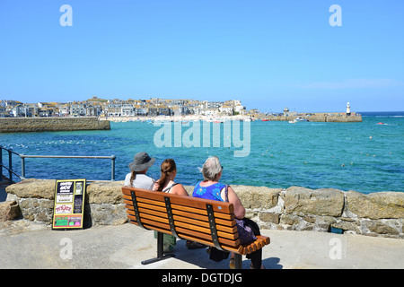 Blick auf das Resort vom Weg zum Porthminster Beach, St. Ives, Cornwall, England, Vereinigtes Königreich Stockfoto