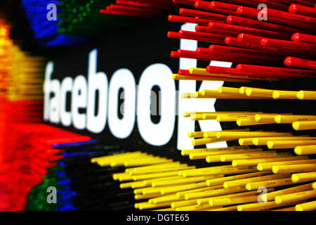 Dublin, Irland. 9. Oktober 2013. Zahlreiche bunte Markierungen sind auf dem Facebook-Logo in Facebooks Europa-Zentrale in Dublin, Irland, 9. Oktober 2013 fest. Rund 500 Menschen arbeiten in der Europäische Facebook-Zentrale in der irischen Hauptstadt, kümmert sich um das Anzeigengeschäft und Umgang mit Beschwerden der Nutzer aus Europa, dem Nahen Osten und Afrika. Foto: Jessica Binsch/Dpa/Alamy Live News Stockfoto