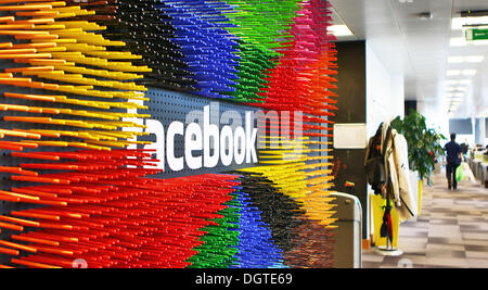 Dublin, Irland. 9. Oktober 2013. Zahlreiche bunte Markierungen sind auf dem Facebook-Logo in Facebooks Europa-Zentrale in Dublin, Irland, 9. Oktober 2013 fest. Rund 500 Menschen arbeiten in der Europäische Facebook-Zentrale in der irischen Hauptstadt, kümmert sich um das Anzeigengeschäft und Umgang mit Beschwerden der Nutzer aus Europa, dem Nahen Osten und Afrika. Foto: Jessica Binsch/Dpa/Alamy Live News Stockfoto