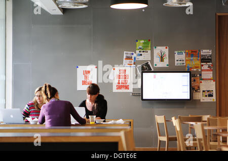 Dublin, Irland. 9. Oktober 2013. Facebook-Mitarbeiter sitzen in dem Restaurant von Facebook Europazentrale in Dublin, Irland, 9. Oktober 2013. Rund 500 Menschen arbeiten in der Europäische Facebook-Zentrale in der irischen Hauptstadt, kümmert sich um das Anzeigengeschäft und Umgang mit Beschwerden der Nutzer aus Europa, dem Nahen Osten und Afrika. Foto: Jessica Binsch/Dpa/Alamy Live News Stockfoto