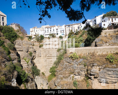 Gebäude auf Felsen der Schlucht Rio Guadalevin Fluss Ronda Spain Stockfoto