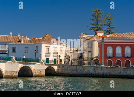 Portugal, Algarve, Tavira, die mittelalterliche Brücke über den Fluss Gilao in der Abenddämmerung Stockfoto