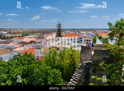 Portugal, Algarve, Blick über die Dächer von Tavira aus der Burg Stockfoto