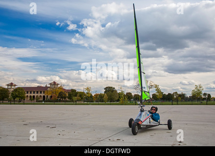 Detroit, Michigan - ein Mann fährt seine dreirädrigen Blokart auf einem Parkplatz auf der Belle Isle, ein Detroit-Stadtpark. Stockfoto