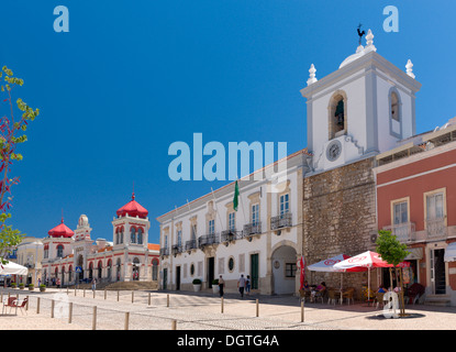 Portugal, Algarve, Loulé Stadtzentrum entfernt. Das Marktgebäude und Rathaus in der Hauptstraße Stockfoto