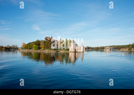 New York, Alexandria. St. Lawrence Seaway, Thousand Islands. Herz-Insel, Boldt Castle, um 1900. Bootshaus in Ferne. Stockfoto