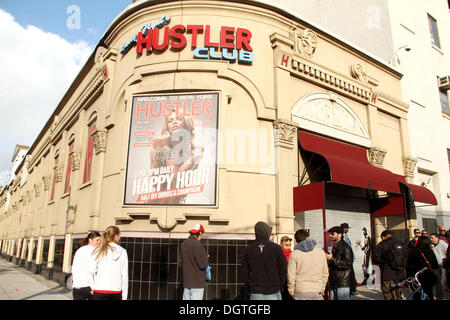 New York, New York, USA. 24. Oktober 2013. Eine Ansicht der britischen Graffiti Künstler Banksy Schablone Arbeit "Mann mit Blumen" auf dem Metall Tor der Flynts Hustler strip Club. Der Verein später entfernt das Tor um die Änderungen zu erhalten und möglicherweise weisen innerhalb des Vereins. Dieses Stück ist Teil von Banksy "besser In als Out" einen Monat Aufenthalt in New York wo ein neues Werk einmal täglich in einem der 5 Bezirke in der Stadt installiert ist. Nancy Kaszerman/ZUMAPRESS.com/Alamy © Live-Nachrichten Stockfoto