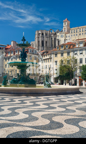 Portugal, Lissabon, barocke Brunnen in Rossio-platz und die Do Carmo Kloster Ruine hinter Stockfoto