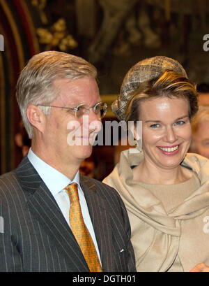 Brügge, Belgien. 25. Oktober 2013. König Philippe und Königin Mathilde von Belgien während ihrer freudigen Begrüßung in Brügge, Belgien, 25. Oktober 2013. Foto: Albert Nieboer //dpa/Alamy Live-Nachrichten Stockfoto