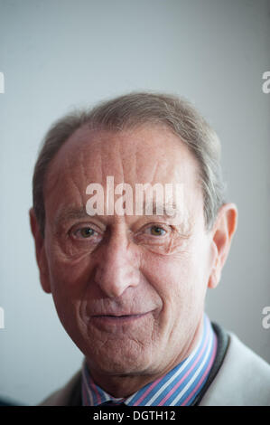 Paris, Frankreich. 25. Oktober 2013. Französisch Paris Bürgermeister Bertrand Delanoë, wurde ein Gebäudekomplex von 29 soziale hosting im 16. Arrondissement von Paris, auf 25 Oktober 2013.Photo Eröffnung: Romain Carre/NurPhoto Credit: Romain Carre/NurPhoto/ZUMAPRESS.com/Alamy Live News Stockfoto