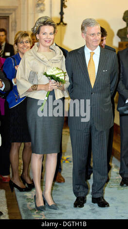 Brügge, Belgien. 25. Oktober 2013. König Philippe und Königin Mathilde von Belgien während ihrer freudigen Begrüßung in Brügge, Belgien, 25. Oktober 2013. Foto: Albert Nieboer //dpa/Alamy Live-Nachrichten Stockfoto