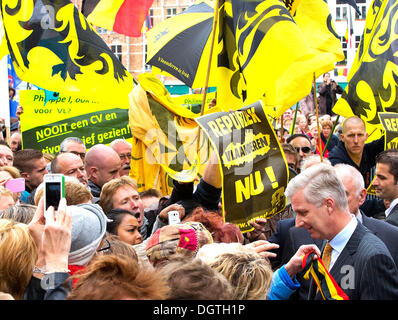 Brügge, Belgien. 25. Oktober 2013. König Philippe von Belgien (R) während ihrer freudigen Begrüßung in Brügge, Belgien, 25. Oktober 2013. Foto: Albert Nieboer //dpa/Alamy Live-Nachrichten Stockfoto