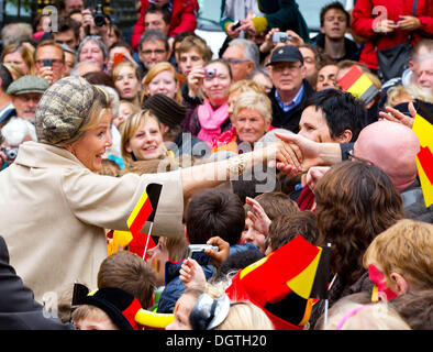 Brügge, Belgien. 25. Oktober 2013. Königin Mathilde von Belgien während der Willkommenszeremonie in Brügge, Belgien, 25. Oktober 2013. Foto: Albert Nieboer //dpa/Alamy Live-Nachrichten Stockfoto