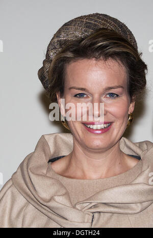 Brügge, Belgien. 25. Oktober 2013. Königin Mathilde von Belgien während des Besuchs in Brügge, Belgien, 25. Oktober 2013. Foto: Albert Nieboer //dpa/Alamy Live-Nachrichten Stockfoto