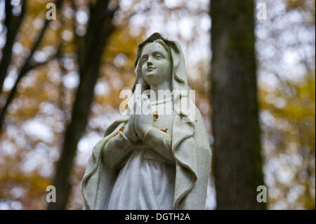 München, Deutschland. 23. Oktober 2013. Eine betende Steinfigur auf dem Friedhof in München, 23. Oktober 2013. Foto: Inga Kjer/Dpa/Alamy Live News Stockfoto