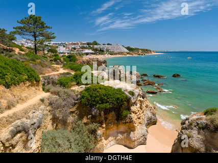 Portugal, Algarve, eine kleine Bucht am Praia da Oura zeigt Clube Praia da Oura Stockfoto