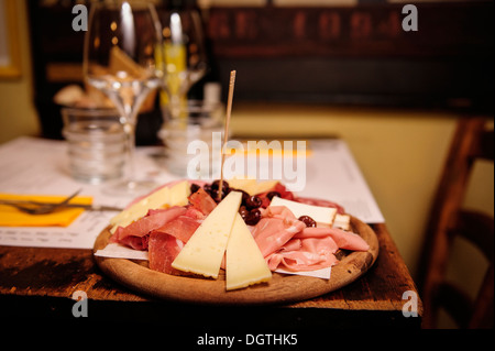 Plater von Wurstwaren und Käse im Restaurant La Mascareta, Venedig, Italien. Stockfoto