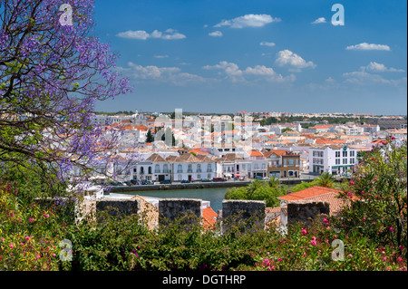 Portugal, Algarve, Tavira Blick vom Schloss über den Fluss Gilão nach Tavira Altstadt Stockfoto