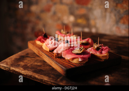 Wurstwaren Cicchetti Vorspeisen im Restaurant La Mascareta, Venedig, Italien. Stockfoto