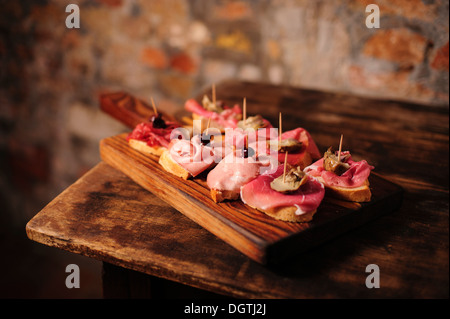 Wurstwaren Cicchetti Vorspeisen im Restaurant La Mascareta, Venedig, Italien. Stockfoto