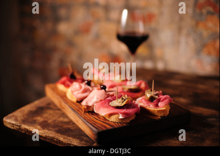 Wurstwaren Cicchetti Vorspeisen im Restaurant La Mascareta, Venedig, Italien. Stockfoto