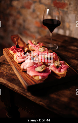 Wurstwaren Cicchetti Vorspeisen im Restaurant La Mascareta, Venedig, Italien. Stockfoto