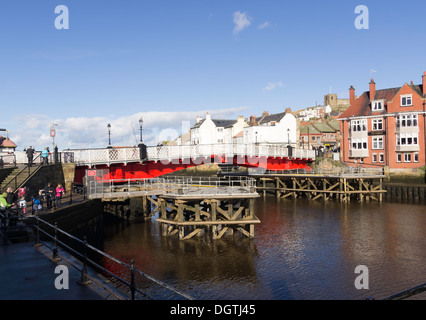 Whitby Drehbrücke neu gestrichen und ausgestattet mit neuen Holz-Kotflügel für den Schutz vor Schiffskollision bei Flut Stockfoto