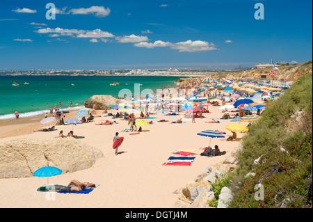 Portugal, die Algarve, Albufeira, Praia da Galé im Hochsommer Stockfoto