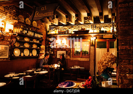 American Diner Essen in Ai Barbacani Restaurant in Venedig, Italien. Stockfoto