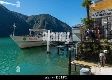 Passagier-Fähre Ankunft im Dorf Gandria, Lago di Lugano. Tessin. Schweiz Stockfoto