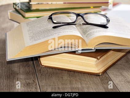 Lesebrille auf dem geöffneten Buch Stockfoto