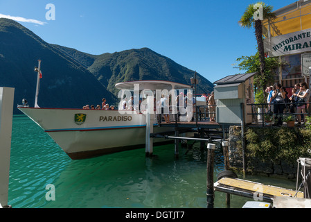 Passagier-Fähre Ankunft im Dorf Gandria, Lago di Lugano. Tessin. Schweiz Stockfoto