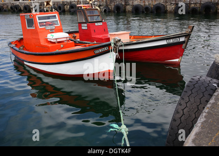 Zwei Angelboote/Fischerboote in Kalk Bay Stockfoto