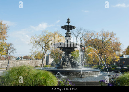 Peter Simons, Eigentümer eines Kaufhauses in Québec (Stadt), gab der Stadt seinen 400. Geburtstag zu Ehren Fontaine de Tourny. Stockfoto