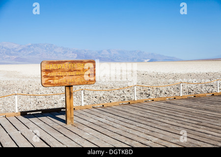 USA, Death Valley. Badwater Punkt: Salzstraße mitten in der Wüste Stockfoto