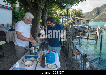 Risotto-Kochkurs in der Grotte San Roco. Caprino. Lago di Lugano. Tessin. Schweiz Stockfoto