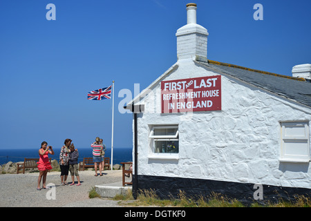 "Das erste & letzte Haus", Lands End, Penwith Halbinsel, Cornwall, England, Vereinigtes Königreich Stockfoto