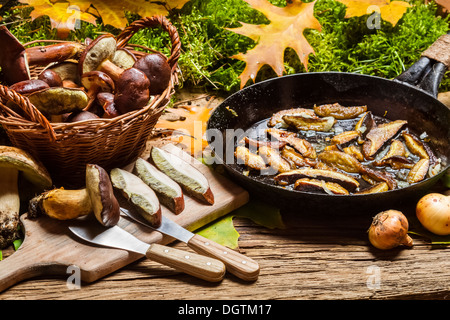 Waldpilze gebraten mit Zwiebeln Stockfoto