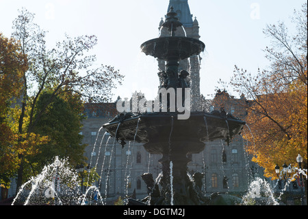 Peter Simons, Eigentümer eines Kaufhauses in Québec (Stadt), gab der Stadt seinen 400. Geburtstag zu Ehren Fontaine de Tourny. Stockfoto