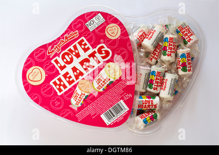 Herzförmiger Plastikbehälter von Swizzels Matlow Love Hearts Süßigkeiten Bonbons mit Deckel ab, um den Inhalt isoliert auf weißem Hintergrund zu zeigen - liebes Herz Stockfoto
